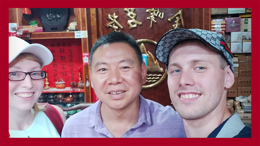 Один из местных продавцов на китайском чайном рынке Fangcun в Guangzhou, с которым мы проболтали полдня "за жизнь, за сенокос"